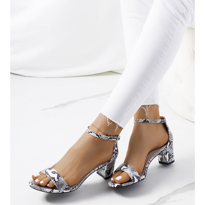 Białe sandały na słupku motyw wężą Azevedo 1