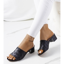 Czarne plecione klapki na słupku Verdun 1