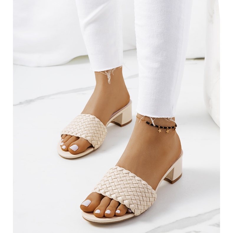 Beżowe plecione klapki na słupku Verdun beżowy 1