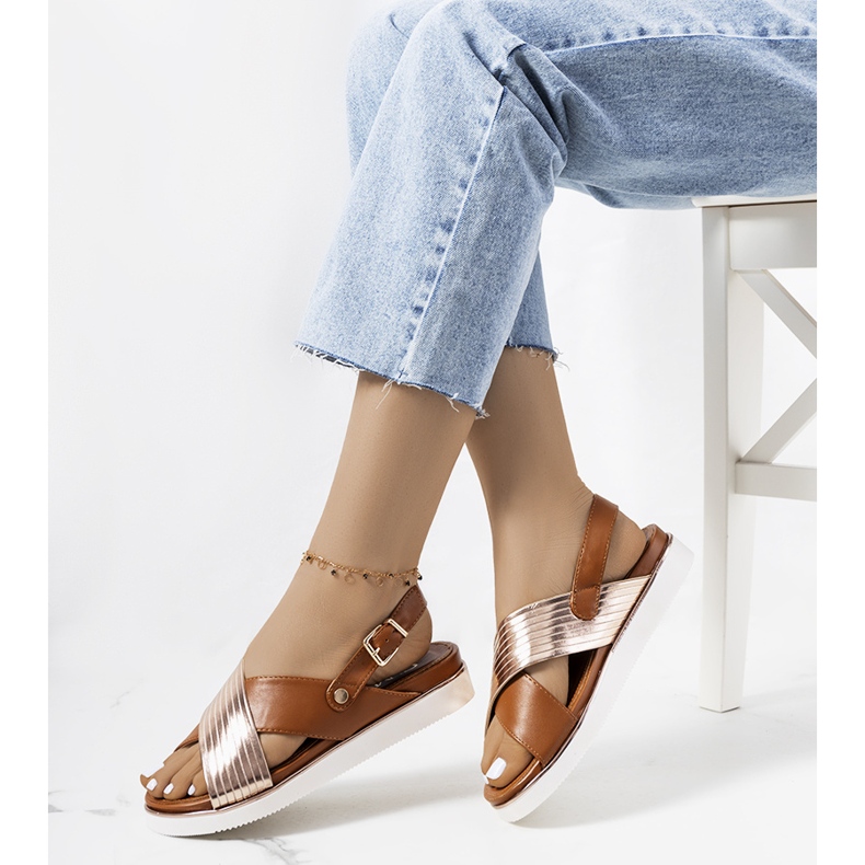 Brązowe sandały z metaliczną wstawką Myrtle złoty 1