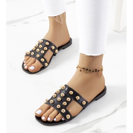 Czarne klapki z ozdobnymi ćwiekami Amparo 1