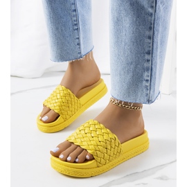 Żółte klapki na platformie Kappera 1