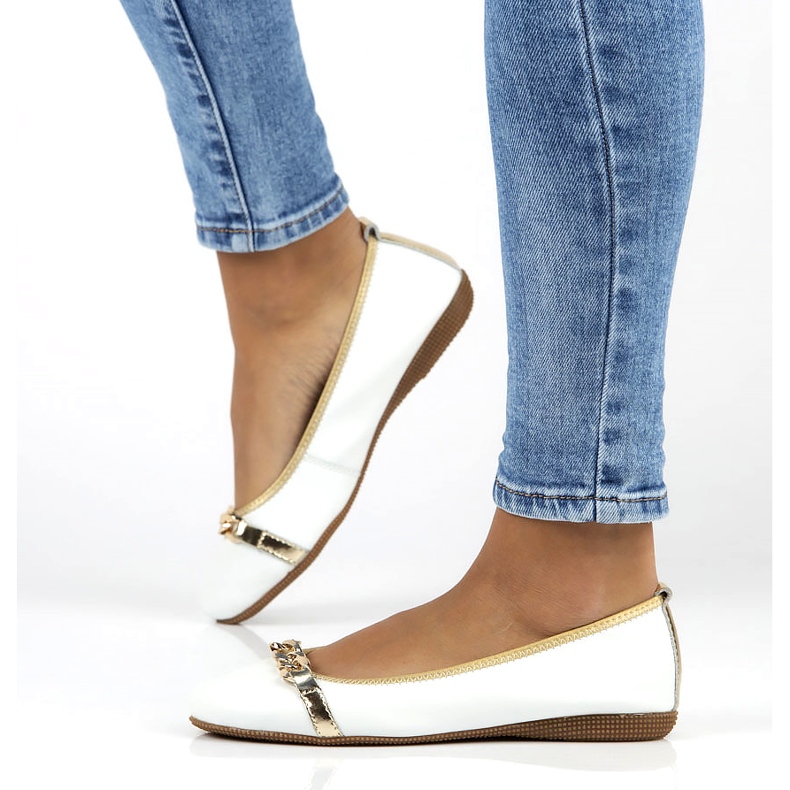 Skórzane baleriny z łańcuchem Filippo DP3709/22 białe 1