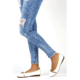 Skórzane baleriny z łańcuchem Filippo DP3709/22 białe 3