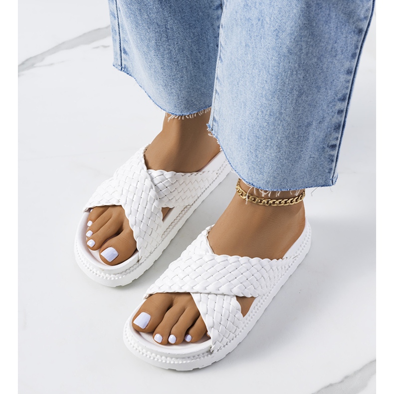 Białe klapki na platformie Bierings 1