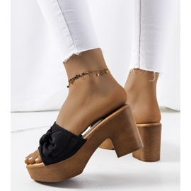 Czarne klapki na obcasie Sarthe 1