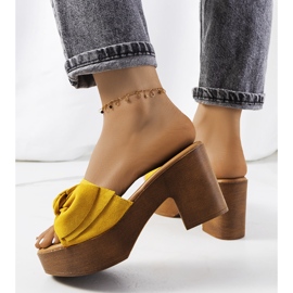 Żółte klapki na obcasie Sarthe 1