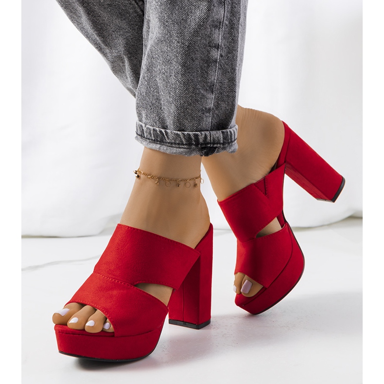 Czerwone klapki na słupku Hornu 1