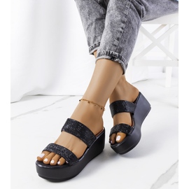 Czarne klapki na platformie Marlien 1