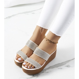 Białe klapki na platformie Marlien 1