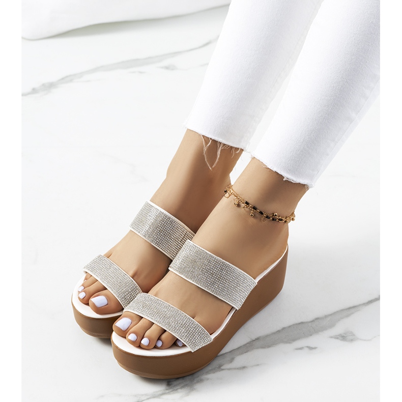 Białe klapki na platformie Marlien 1