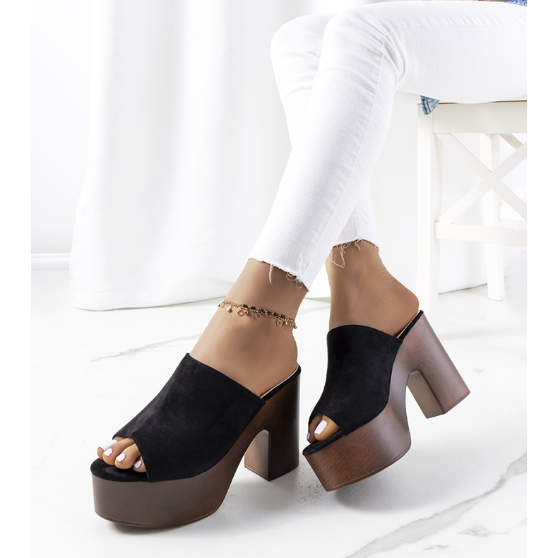 Czarne klapki na platformie Klaren 1