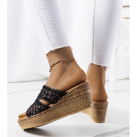 Czarne klapki na koturnie Clara 1