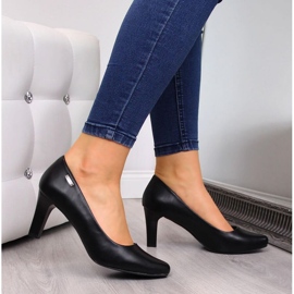 Czarne czółenka na słupku W Sergio Leone 2