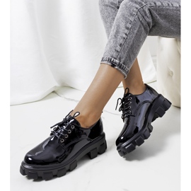 Czarne lakierowane półbuty na traktorowej podeszwie Wind 1