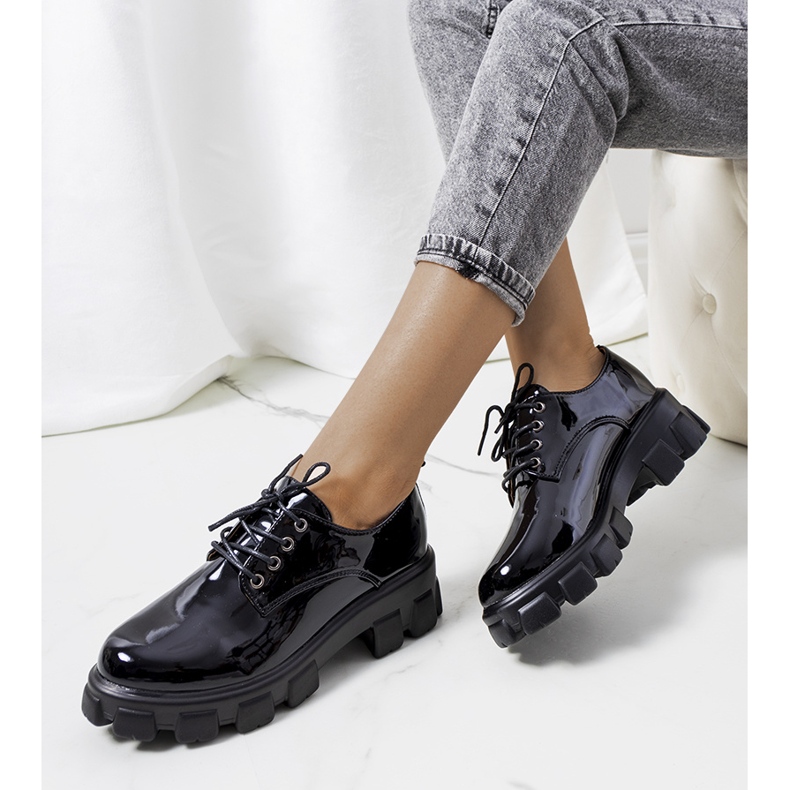 Czarne lakierowane półbuty na traktorowej podeszwie Wind 1