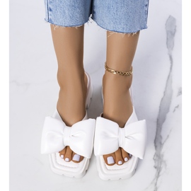 Białe klapki na traktorowej podeszwie Platt 1