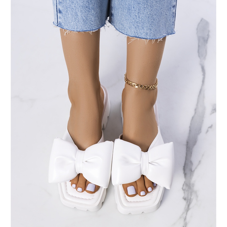 Białe klapki na traktorowej podeszwie Platt 1