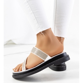 Białe klapki na platformie Ossel 2