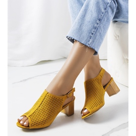 Żółte ażurowe sandały na słupku Belinda 1