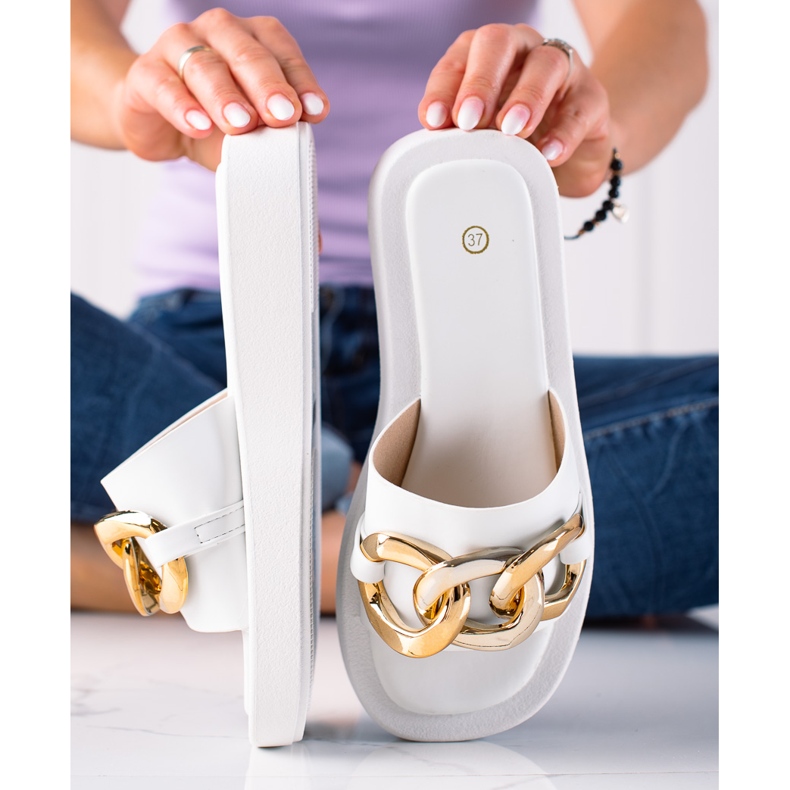 SHELOVET Modne klapki z łańcuszkiem białe 1