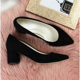 Czółenka na słupku zamszowe czarne Juma 2