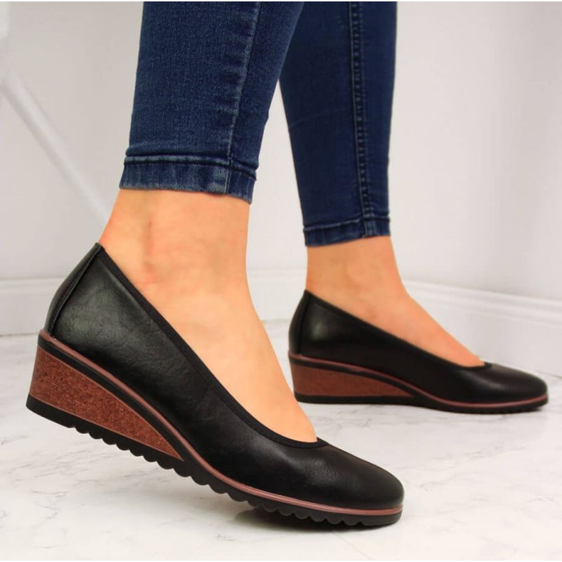 Czółenka na koturnie czarne W Vinceza 2