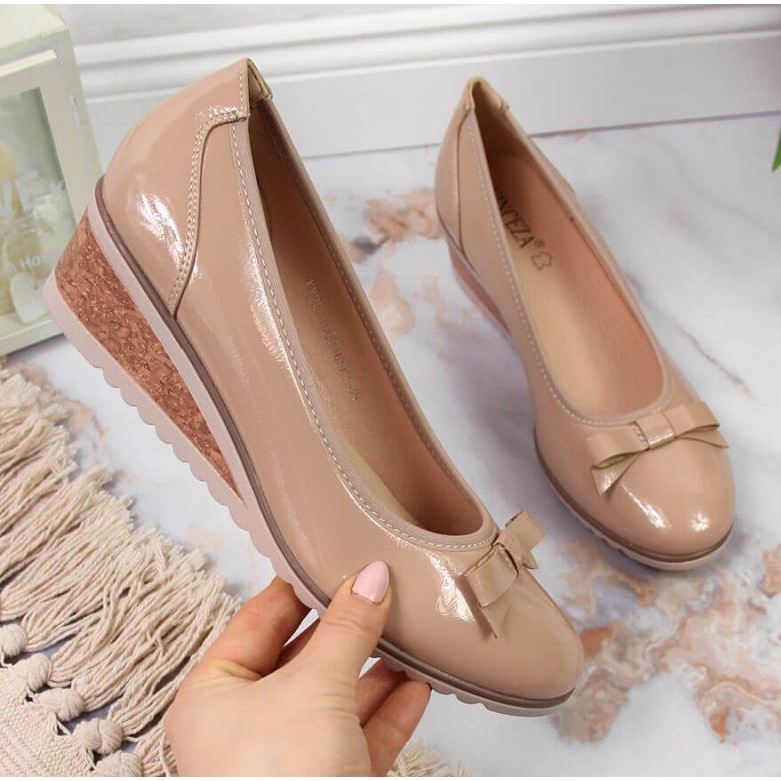 Czółenka na koturnie lakierowane beżowe W Vinceza 1