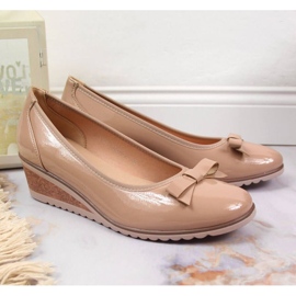 Czółenka na koturnie lakierowane beżowe W Vinceza 2