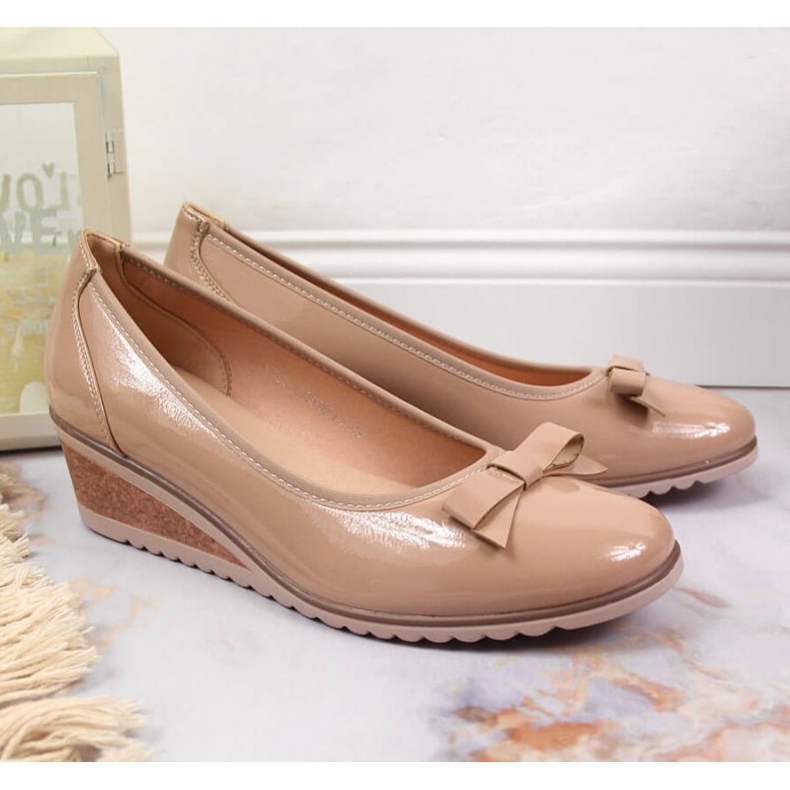 Czółenka na koturnie lakierowane beżowe W Vinceza 2