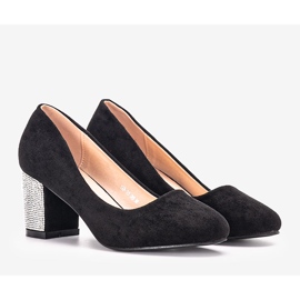 Czarne czółenka na słupku Goyala 1