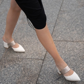 Marco Shoes Eleganckie klapki damskie na lato beżowy białe 1
