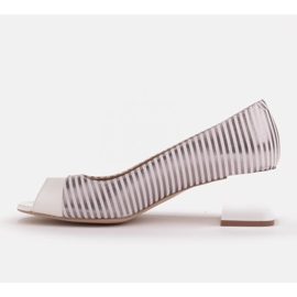 Marco Shoes Czółenka damskie w metaliczne paski z otwartym przodem białe srebrny 3