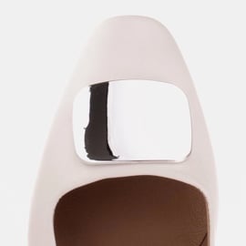 Marco Shoes Czółenka z metalicznym obcasem i płaską ozdobą chromowaną białe 8