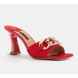 Marco Shoes Klapki damskie z czerwonej satyny z łańcuchem ozdobnym 1