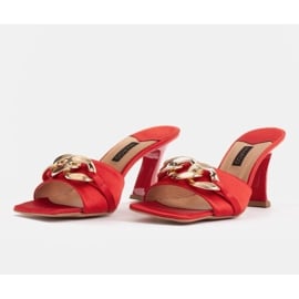 Marco Shoes Klapki damskie z czerwonej satyny z łańcuchem ozdobnym 4