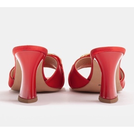 Marco Shoes Klapki damskie z czerwonej satyny z łańcuchem ozdobnym 8