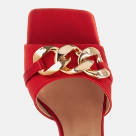 Marco Shoes Klapki damskie z czerwonej satyny z łańcuchem ozdobnym 6
