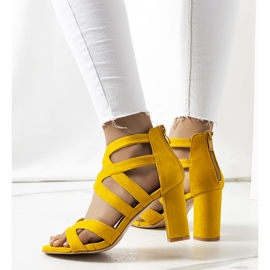 Żółte sandały na słupku Maddox 2