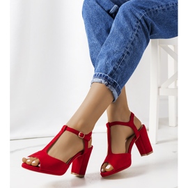 Czerwone czółenka na słupku Harvey 1