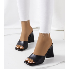 Czarne klapki na słupku Istila 1