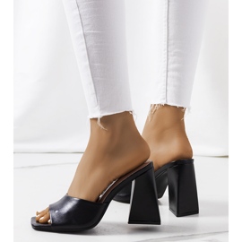 Czarne klapki na słupku Istila 2