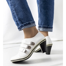 Białe półbuty na słupku Payla 1