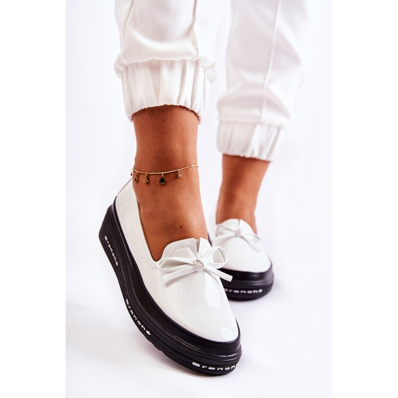 Vinceza Damskie Lakierowane Mokasyny Na Koturnie Białe Frilly 1