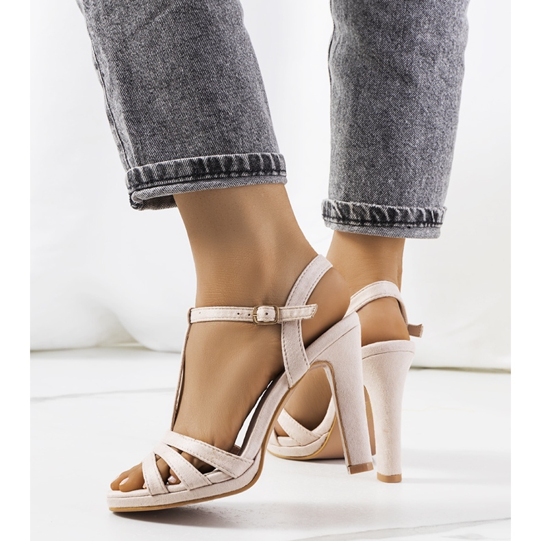 Beżowe sandały na słupku Fossel beżowy 1