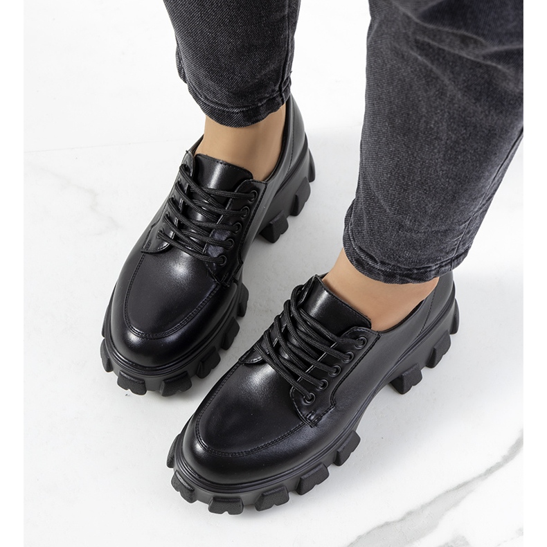 Czarne półbuty na traperkowej podeszwie Massey 1