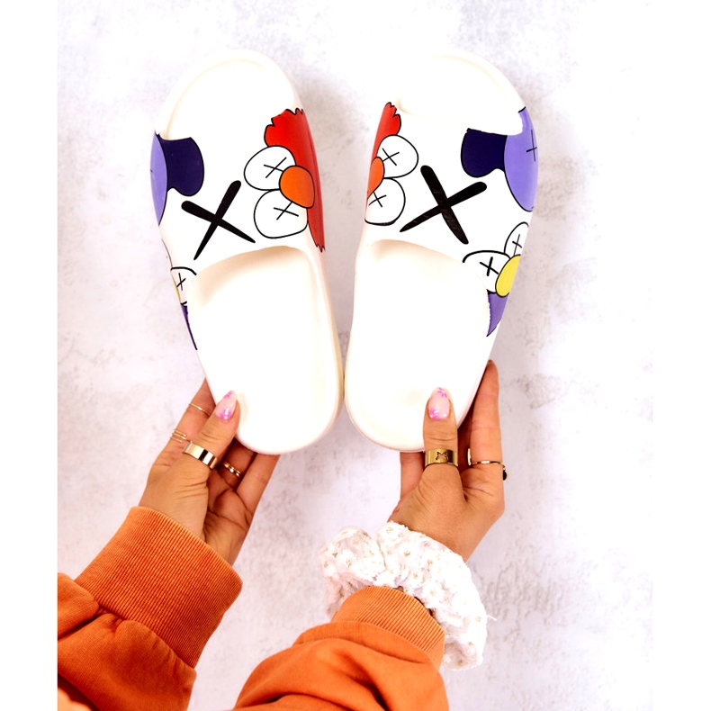 Gumowe klapki z nadrukiem białe 4