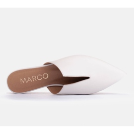 Marco Shoes Skórzane klapki z wycięciem białe 5