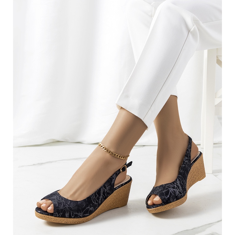 Czarne sandały na koturnie Beldesa 1