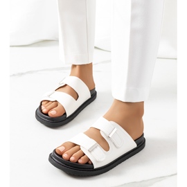 Białe klapki na platformie Boonah 2